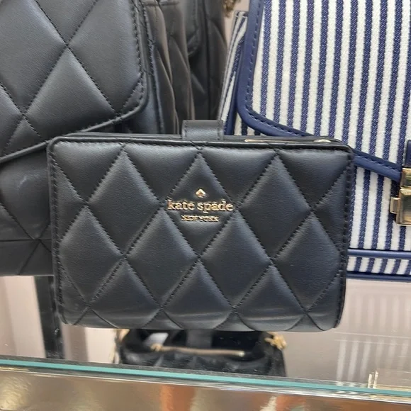 Kate Spade Carey Medium Compartment Bifold Wallet
COLOR: Black
NWT - Picture 1 of 16